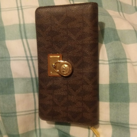Michael Kors zippered ladies wallet - Picture 1 of 7
